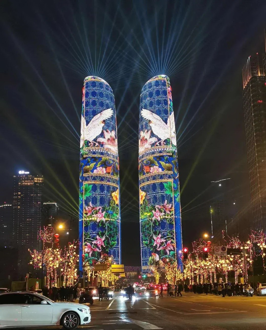 今年的灯光秀依托天府双塔塔体，将音乐与数字光影艺术巧妙结合，打造一场虚幻与现实相结合的浸入式灯光秀 ...