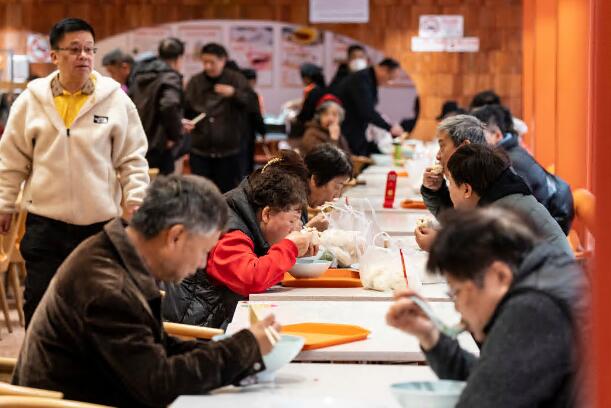 社区食堂原本是为老年人创办的，但正在吸引更年轻的人群