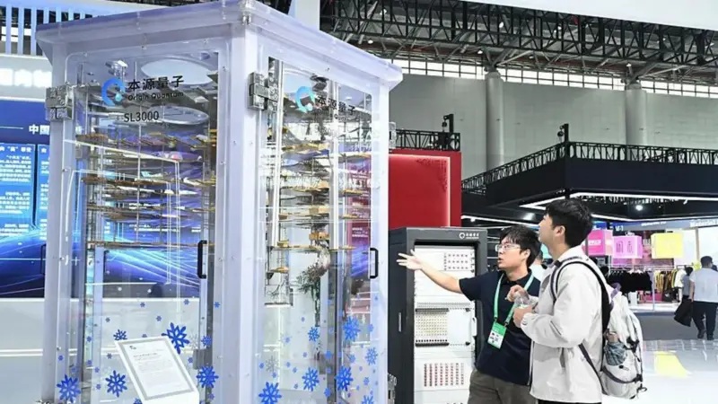 两个亚洲男性站在量子电脑前