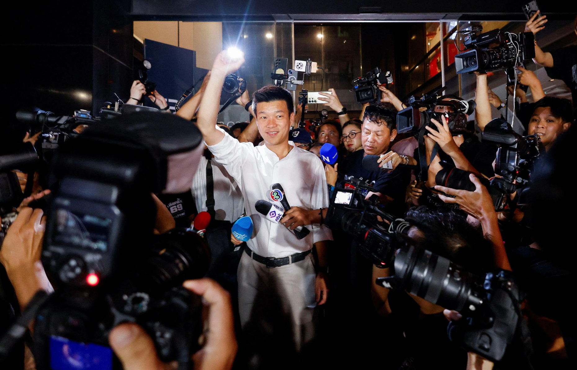 人民党党魁那他蓬（中）在非正式计票结果显示人民党明显落后泰自豪党，星期天晚公开承认败选 ...