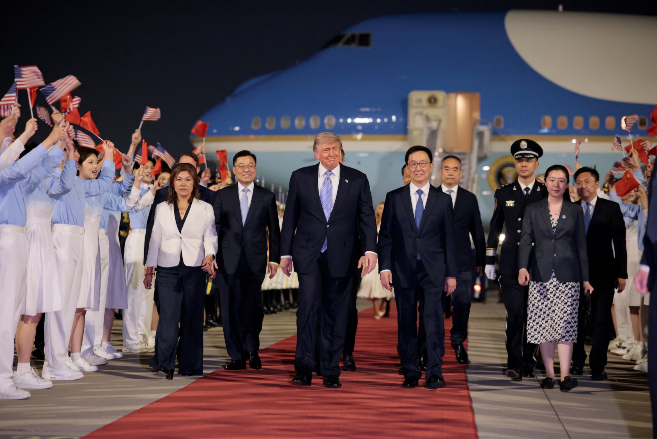 2026年5月13日，美国总统唐纳德·特朗普访问中国期间，在北京首都国际机场参加抵达仪式 ... ... ...
