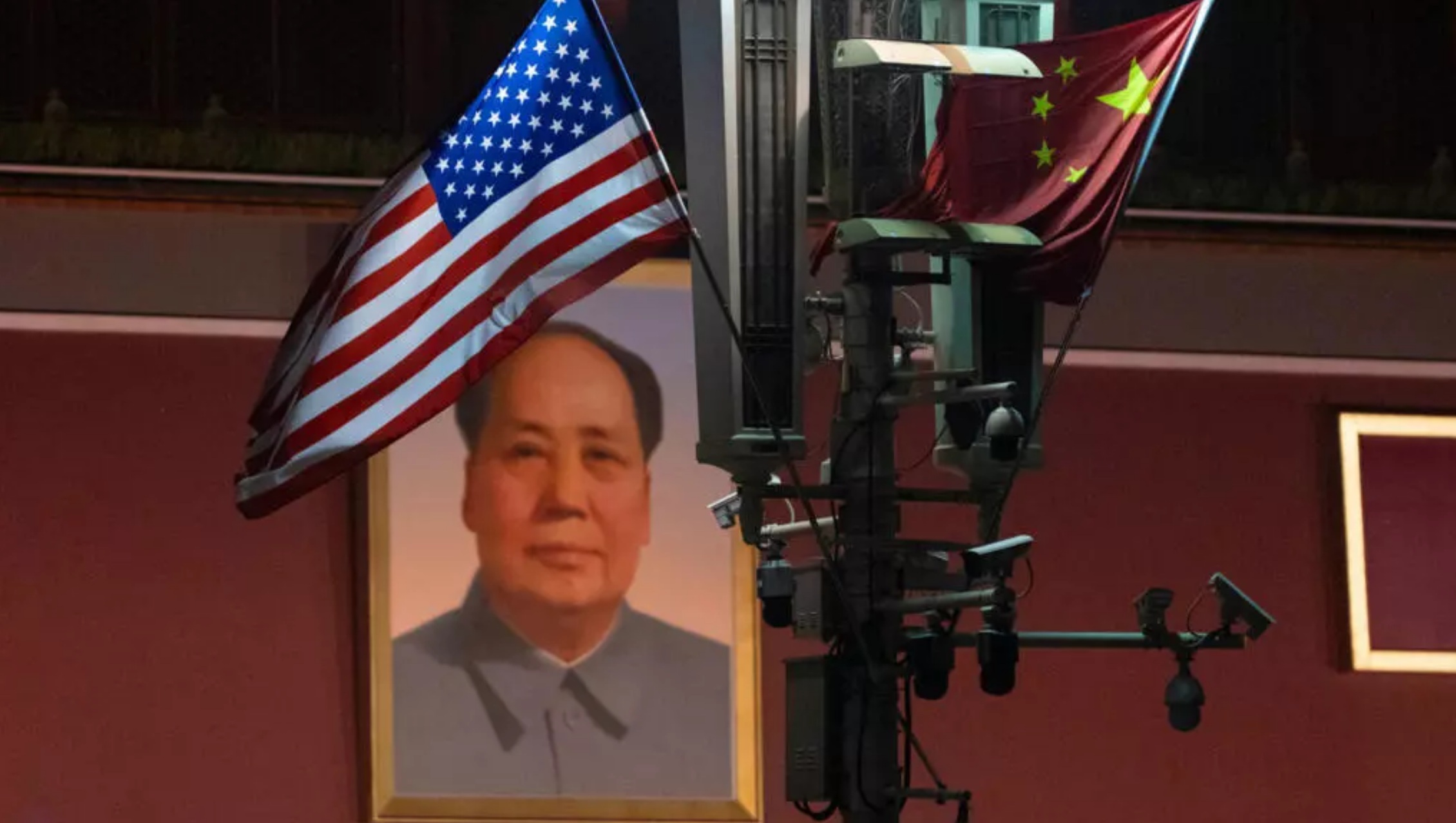 2026年5月13日，在天安门，美国国旗和中国国旗在毛泽东画像前飘扬