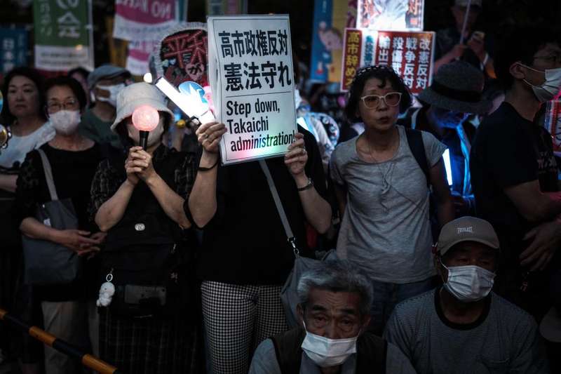 5月19日，在位于日本东京的国会议事堂前，民众手持标语参加抗议集会